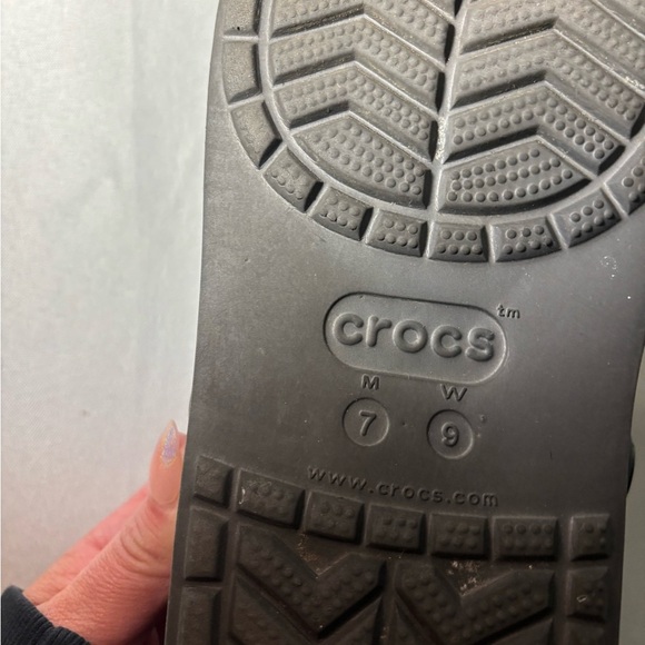 Womens size 9, men’s size 7 crocs shoes, #G915 - Picture 5 of 5